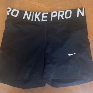 L | Nike Pro 5” Shorts